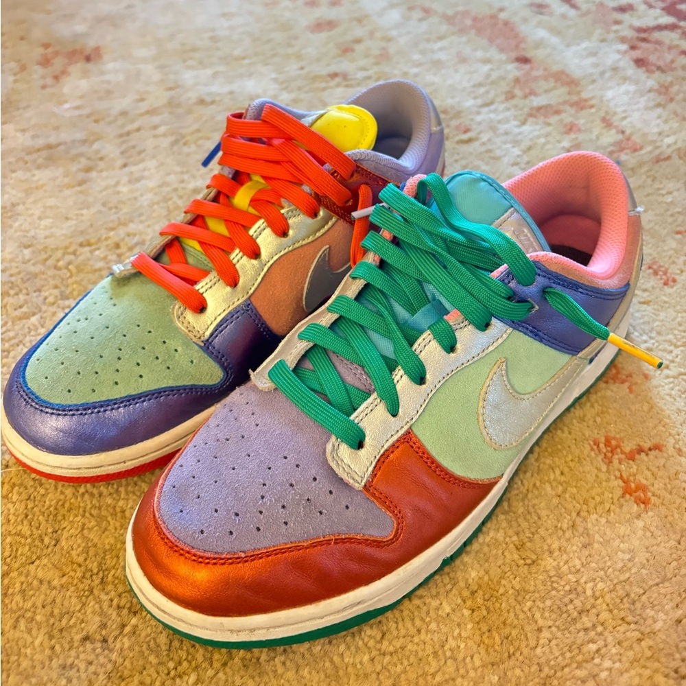 Nike dunks! Women’s size 10